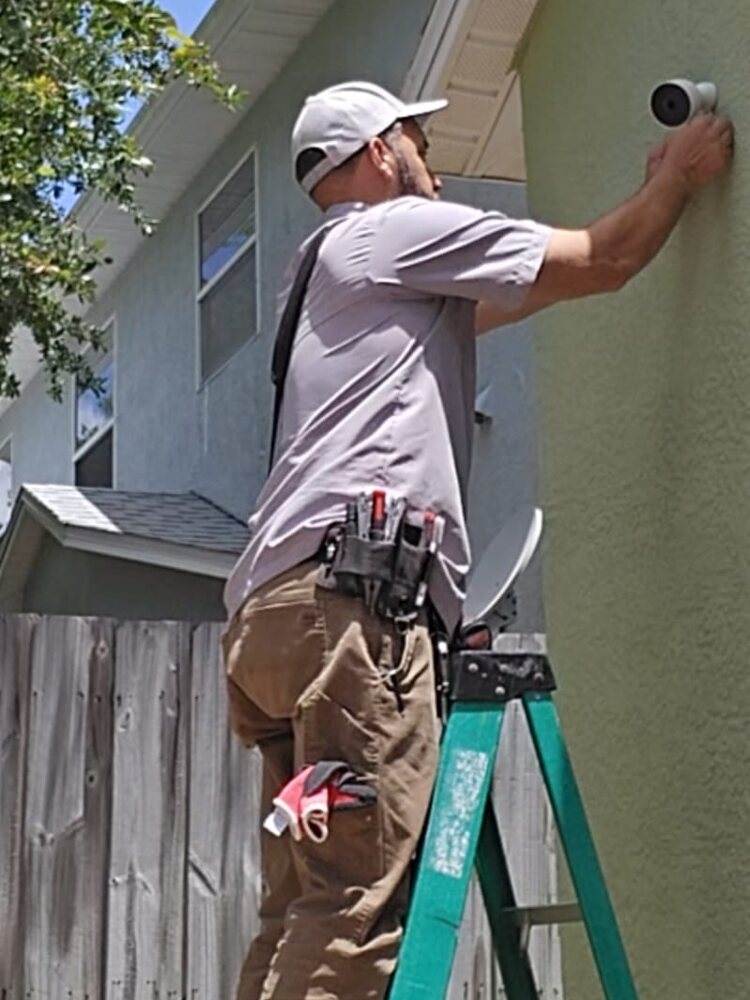 Técnico de Master Communication International realizando una instalación de bajo voltaje organizada